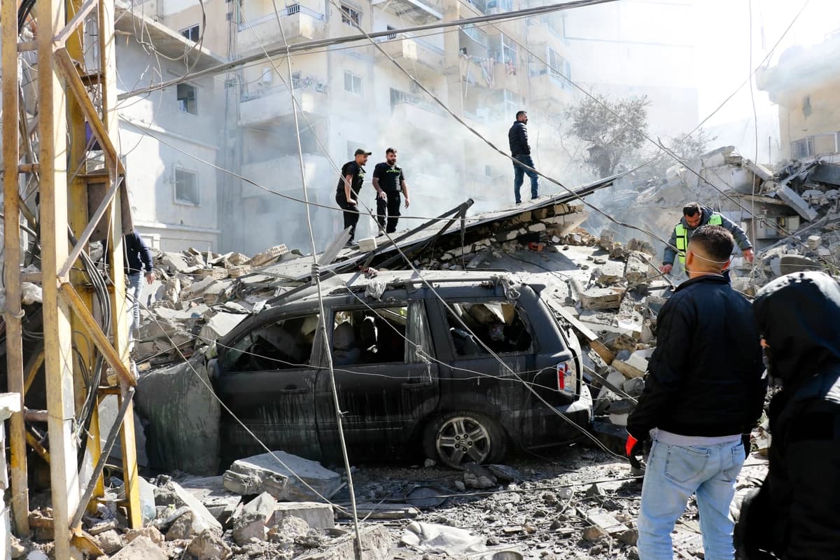 Personal de primeros auxilios llega al lugar del ataque aéreo israelí que tuvo como objetivo la ciudad costera de Tiro, en el sur del Líbano, el 24 de marzo de 2026. (Kawnat Haju/AFP vía Getty Images).