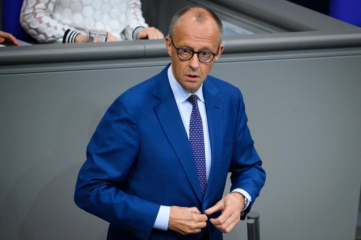 El canciller alemán Friedrich Merz presenta una declaración del gobierno sobre la situación política actual durante la 89.ª sesión plenaria de la 21.ª legislatura en el Bundestag alemán, el 9 de julio de 2026. (Bernd von Jutrczenka/dpa vía AP)
