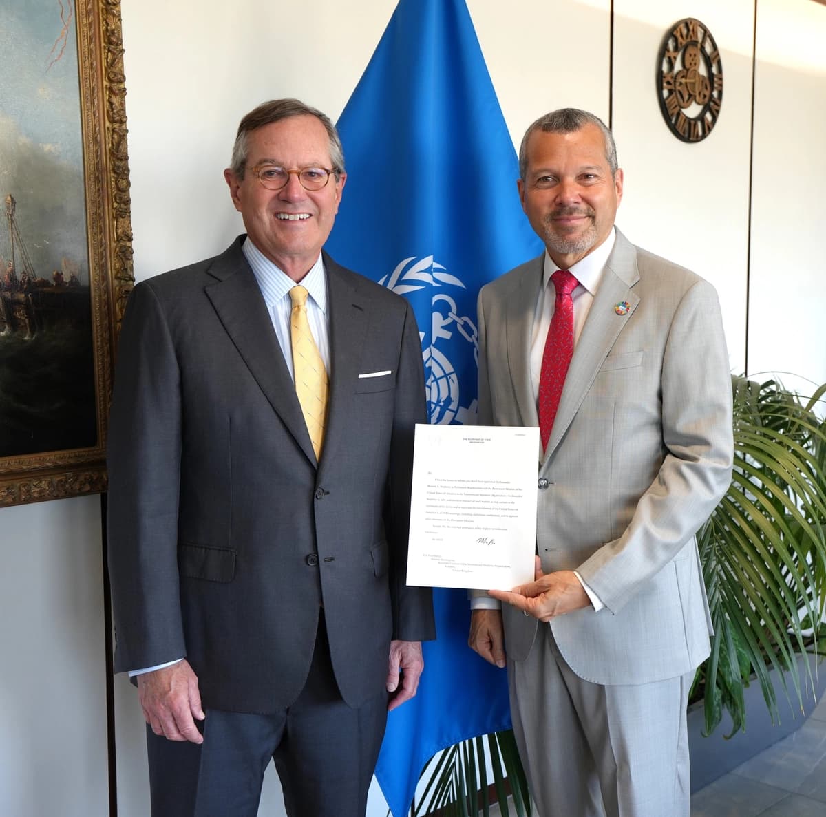 Arsenio Domínguez, secretario general de la Organización Marítima Internacional (OMI), da la bienvenida al embajador Warren Stephens como representante permanente de EE. UU. ante la OMI el 7 de julio de 2026. (Cortesía del embajador Warren Stephens)