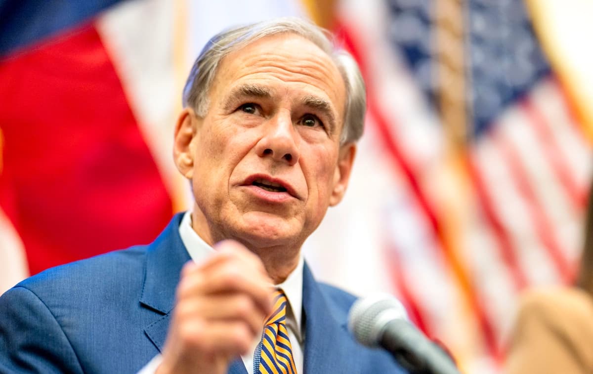 El gobernador de Texas, Greg Abbott, habla durante una conferencia de prensa en el Capitolio estatal en Austin, Texas, el 15 de agosto de 2025. (Brandon Bell/Getty Images)