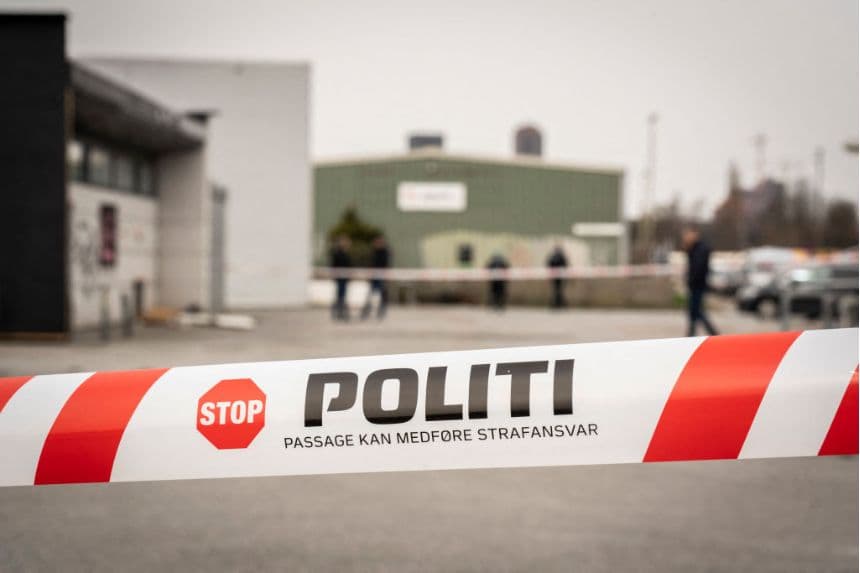 En la imagen se ve un cordón policial mientras la policía danesa investiga los hechos de un delito, el 31 de marzo de 2024 en Copenhague. (EMIL NICOLAI HELMS/Ritzau Scanpix/AFP vía Getty Images)