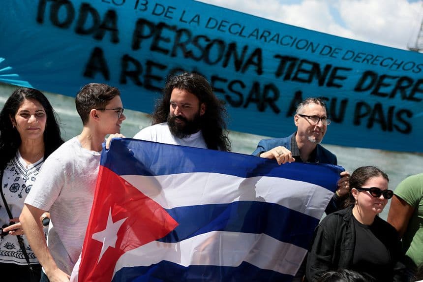 El 21 de marzo de 2026, en Miami, Florida, varios manifestantes exigieron el derecho de los cubanos residentes en el extranjero a regresar a la isla, así como medidas más contundentes por parte de Estados Unidos contra el gobierno cubano. (Joe Raedle/Getty Images)