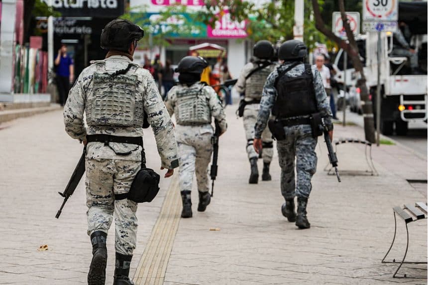 Agentes de la Guardia Nacional patrullan las calles del centro de Culiacán, en el estado de Sinaloa, México, el 9 de febrero de 2026. (Jesús Verdugo / AFP vía Getty Images)
