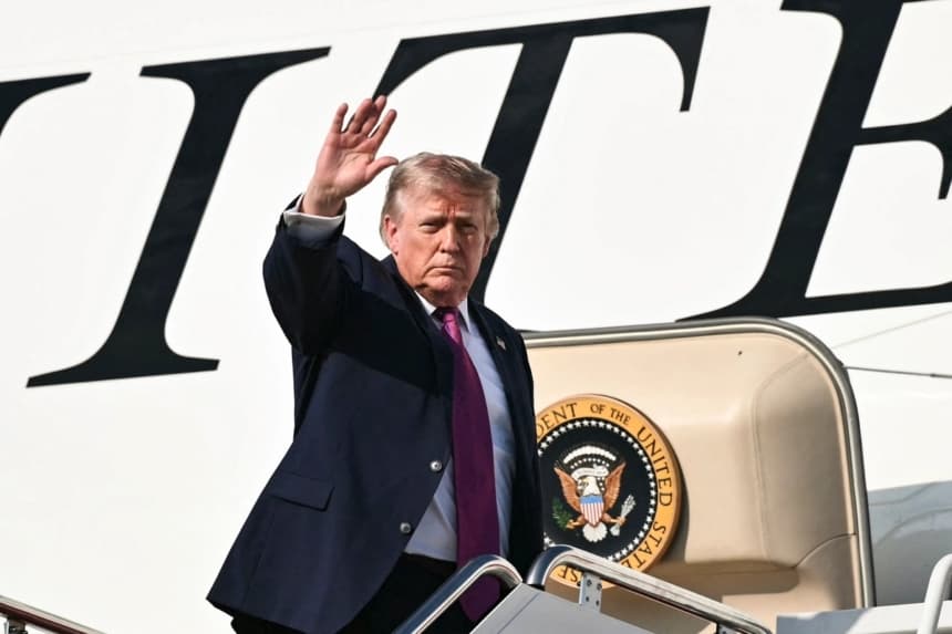 El presidente Donald Trump saluda con la mano al subir al Air Force One antes de partir de la Base Conjunta Andrews, en Maryland, el 3 de julio de 2026. (Mandel Ngan/AFP vía Getty Images)
