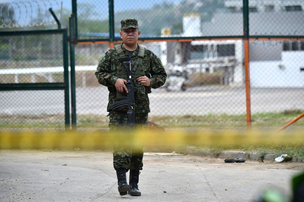 Tres heridos tras un ataque con explosivos en un aeropuerto del noreste de Colombia