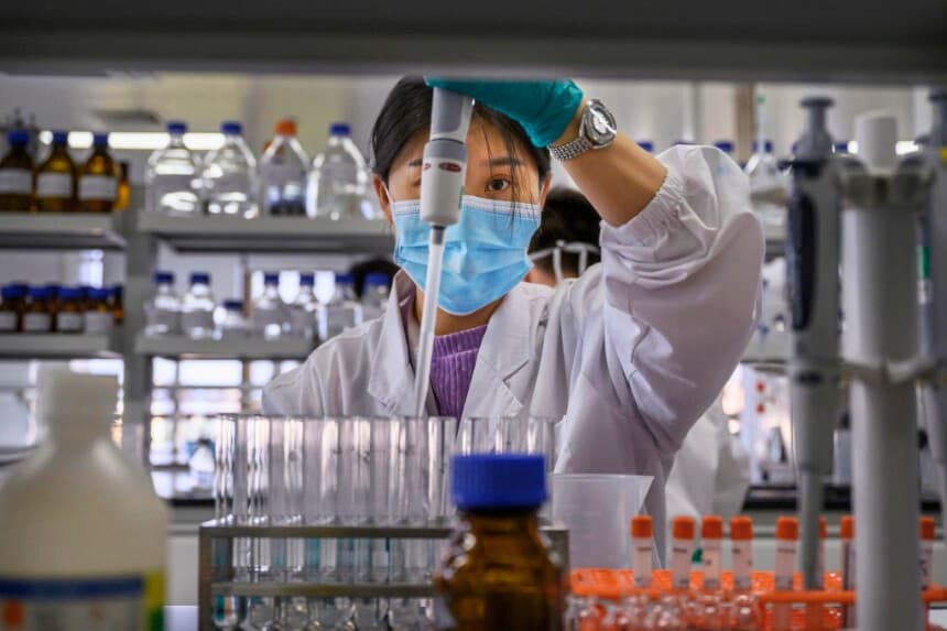 Un técnico trabaja en un laboratorio de Sinovac Biotech, donde la empresa está produciendo su posible vacuna contra COVID-19, CoronaVac, durante una visita de prensa a Pekín el 24 de septiembre de 2020. (Kevin Frayer/Getty Images).