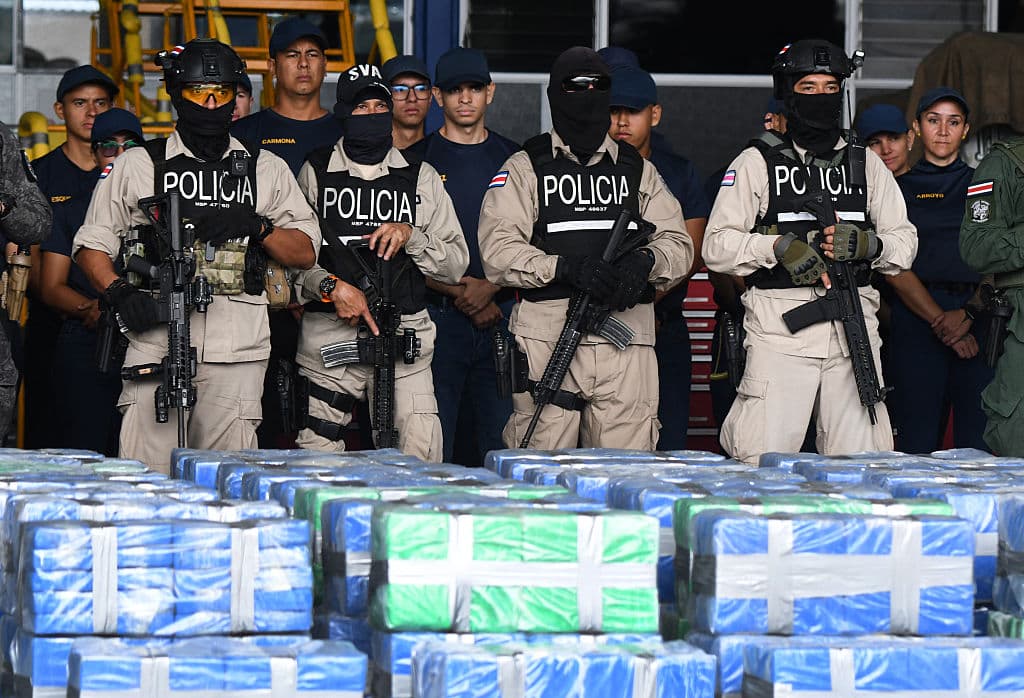 La policía costarricense vigila junto a unos paquetes de cocaína en Alajuela, Costa Rica, el 28 de noviembre de 2015. (EZEQUIEL BECERRA / AFP vía Getty Images)