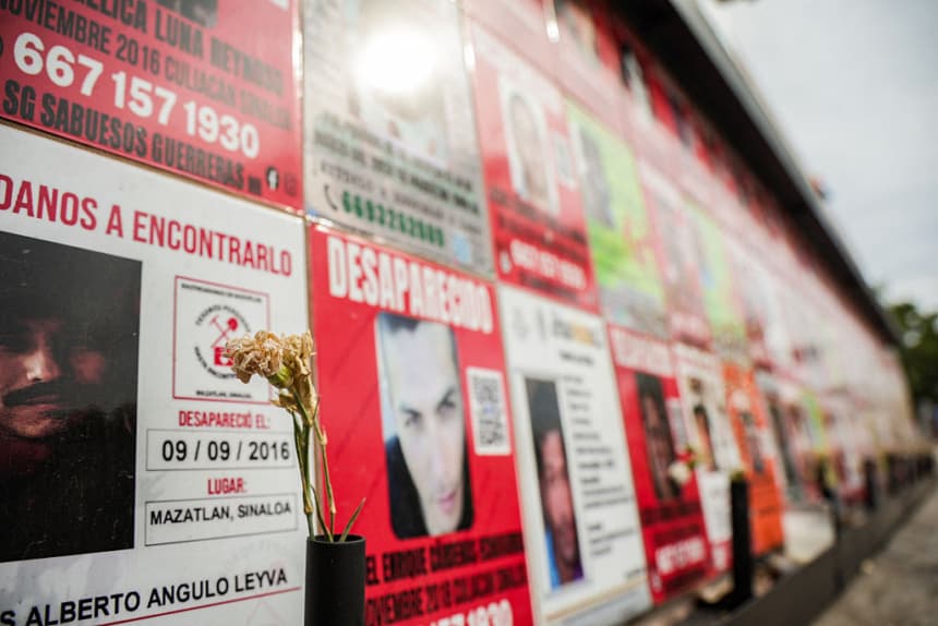 Carteles que forman parte de un memorial dedicado a las víctimas de desapariciones forzadas se observan en el centro de Culiacán, estado de Sinaloa, México, el 9 de febrero de 2026. (Jesus Verdugo / AFP via Getty Images)