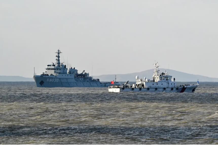 Buques chinos patrullan mientras el Ejército Popular de Liberación (EPL) realiza maniobras militares en la isla de Pingtan, el punto más cercano a Taiwán, en la provincia oriental de Fujian, China, el 30 de diciembre de 2025. (Adek Berry/AFP vía Getty Images).