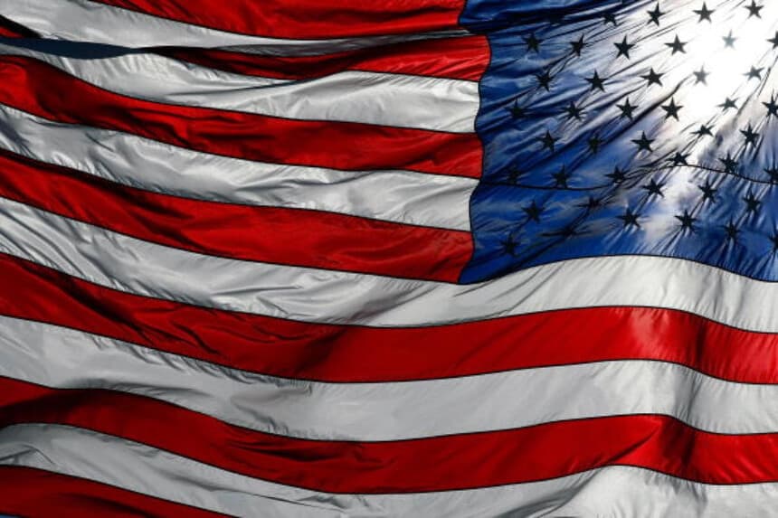 La bandera de Estados Unidos ondea a media asta en el Texas Motor Speedway de Fort Worth, Texas, el 6 de noviembre de 2009, tras el tiroteo en la base militar de Fort Hood ocurrido el día anterior. (Jonathan Ferrey/Getty Images para NASCAR).