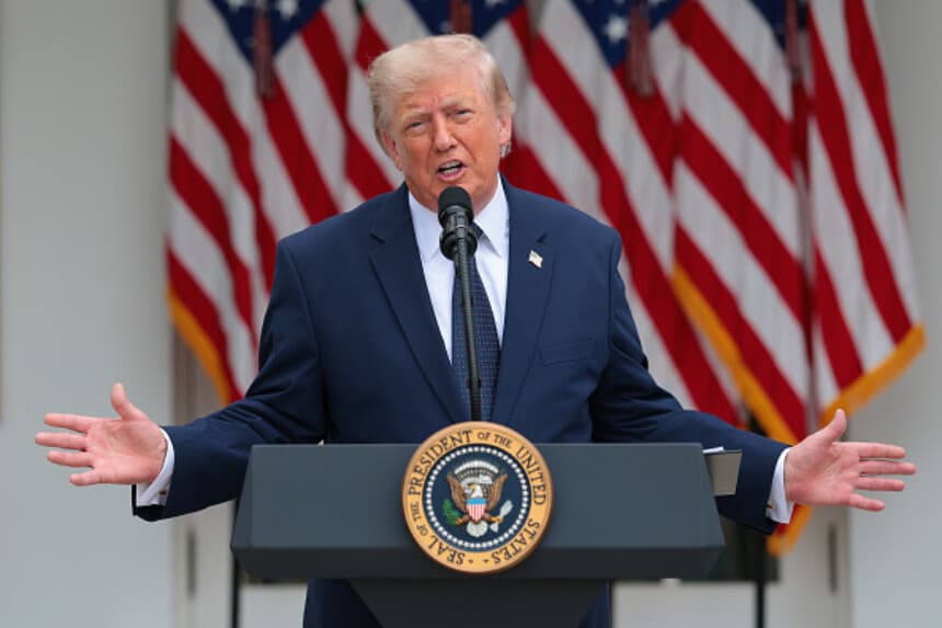 El presidente de Estados Unidos, Donald Trump, pronuncia un discurso en la Casa Blanca el 6 de julio de 2026 en Washington, D.C. Trump ofrece un almuerzo en el Rose Garden Club. (Anna Moneymaker/Getty Images).
