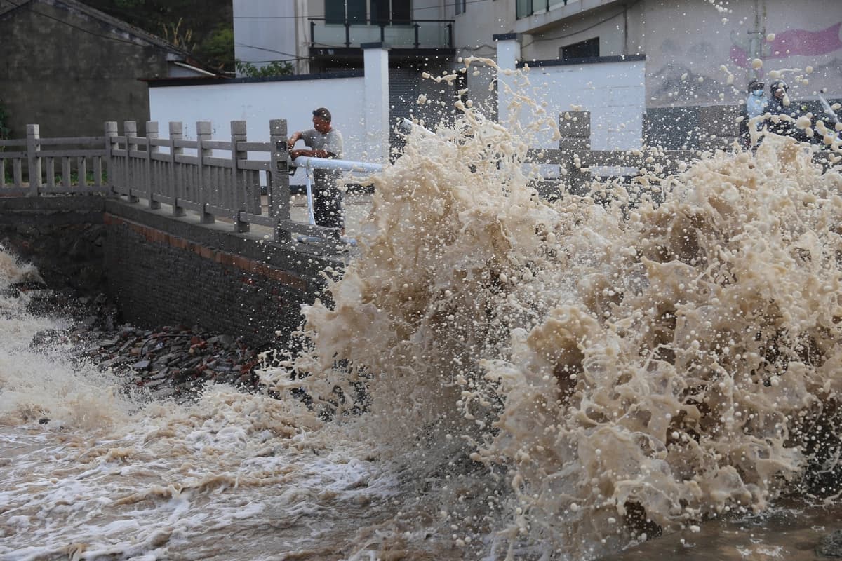 Enormes olas rompen en la costa ante la llegada del tifón Bavi en Wenling, en la provincia de Zhejiang, al este de China, el 10 de julio de 2026. (Chinatopix vía AP)