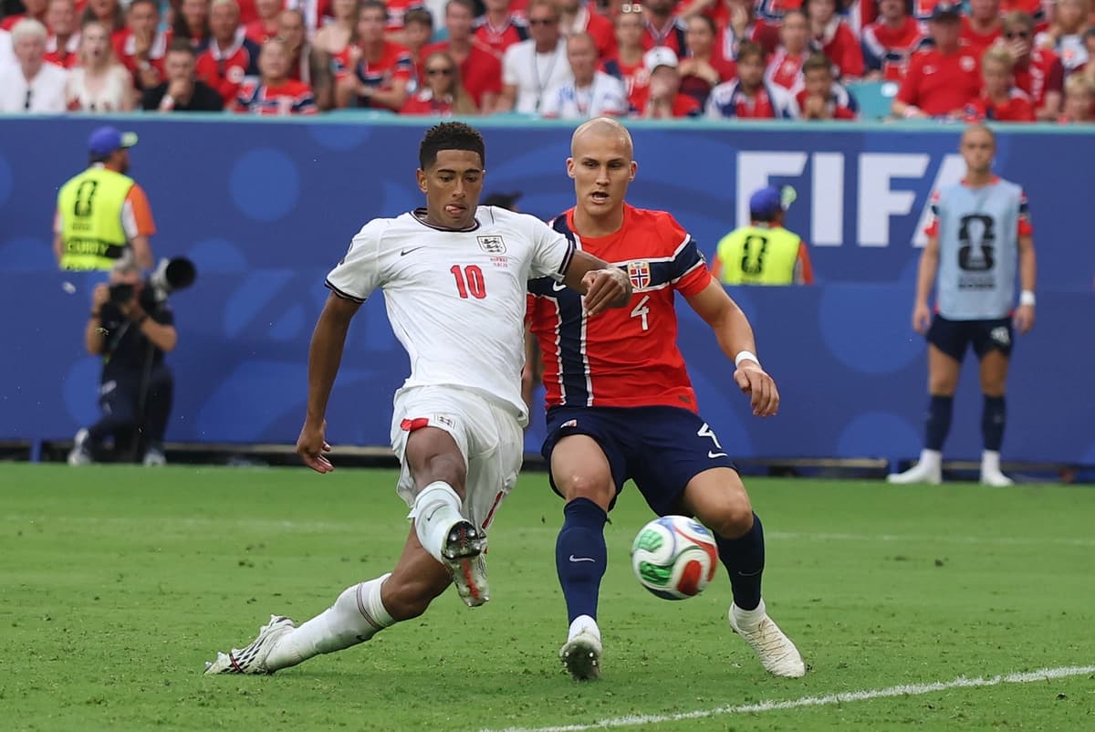 Jude Bellingham, número 10 de Inglaterra, anota el segundo gol de su equipo durante el partido de cuartos de final de la Copa Mundial de la FIFA 2026 entre Noruega e Inglaterra en el Miami Stadium de Miami el 11 de julio de 2026. (Richard Pelham/Getty Images).