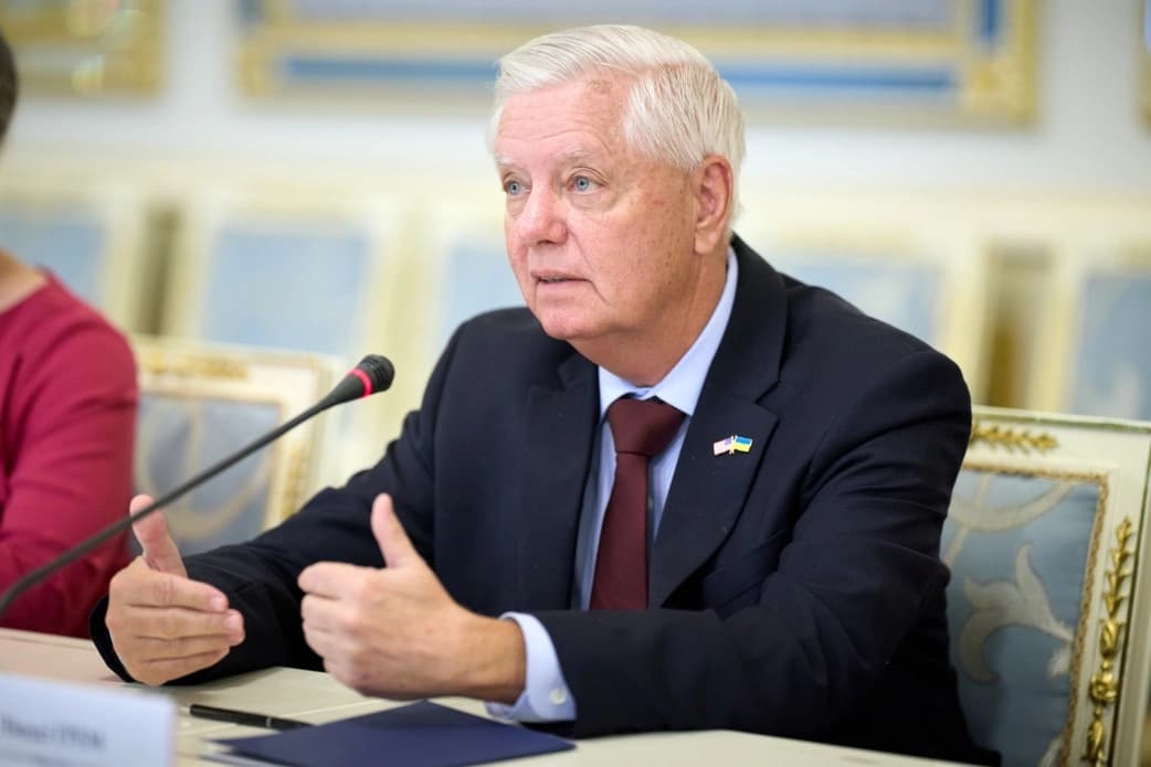 El senador estadounidense Lindsey Graham (R-S.C.) se reúne con el presidente ucraniano Volodímir Zelenski (no aparece en la imagen) en Kiev, Ucrania, el 10 de julio de 2026. (Cortesía de la Oficina Presidencial de Ucrania/www.president.gov.ua/CC BY-NC-ND 4.0)