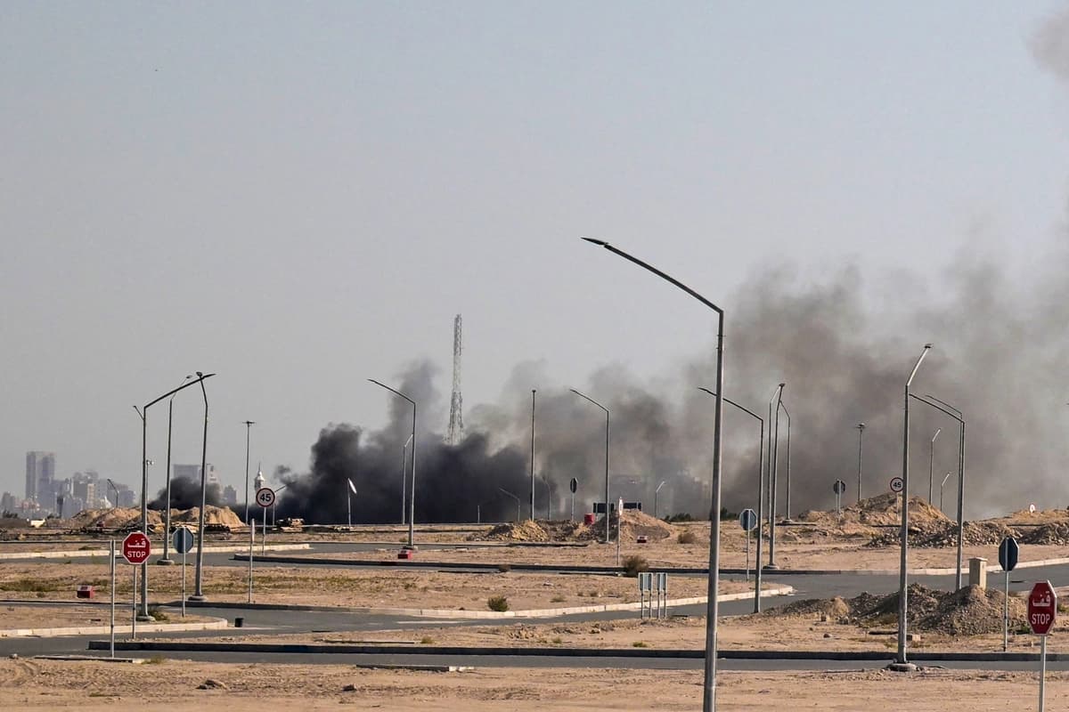 En esta foto de archivo, se ve el humo que se eleva tras un supuesto ataque iraní en la ciudad de Kuwait. (AFP vía Getty Images)