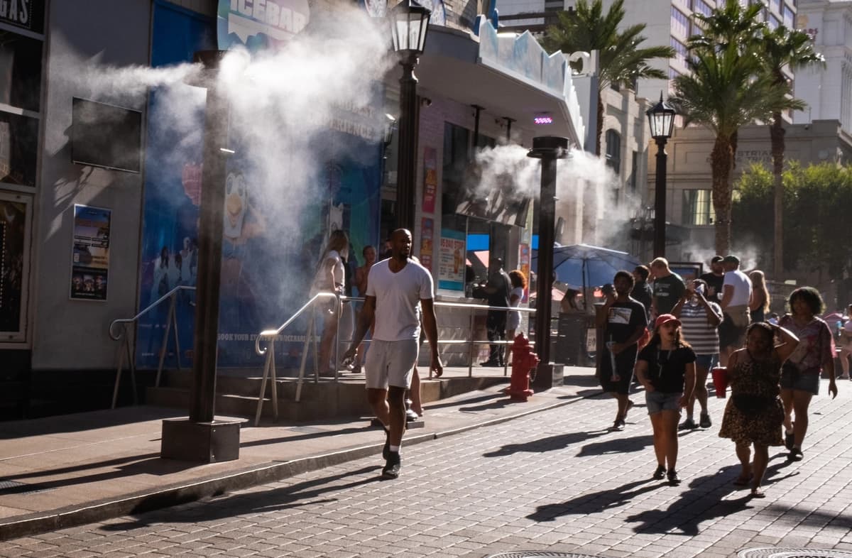 La gente camina cerca de las tiendas bajo altas temperaturas en Las Vegas el 10 de julio de 2026. (John Fredricks/The Epoch Times)