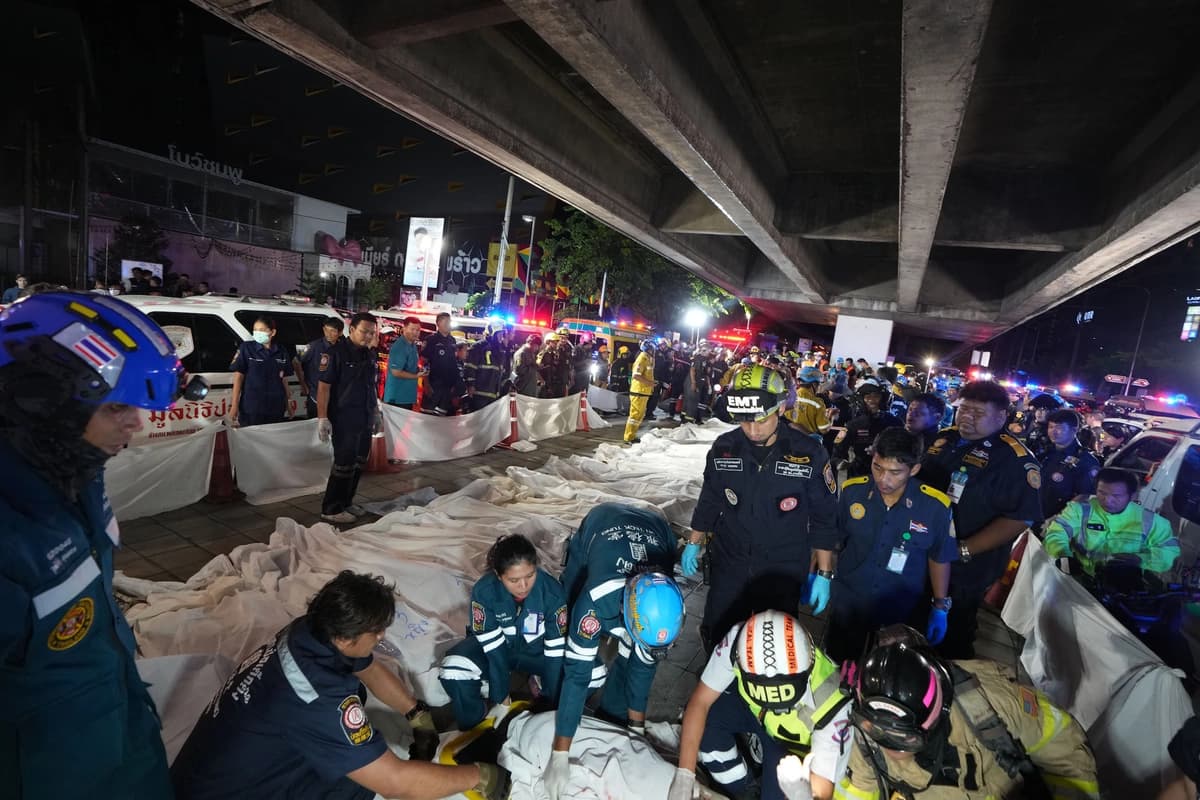 Se ven los cuerpos de las víctimas de un incendio alineados en Bangkok, Tailandia, el 13 de julio de 2026. (Sakchai Lalit/AP Photo)