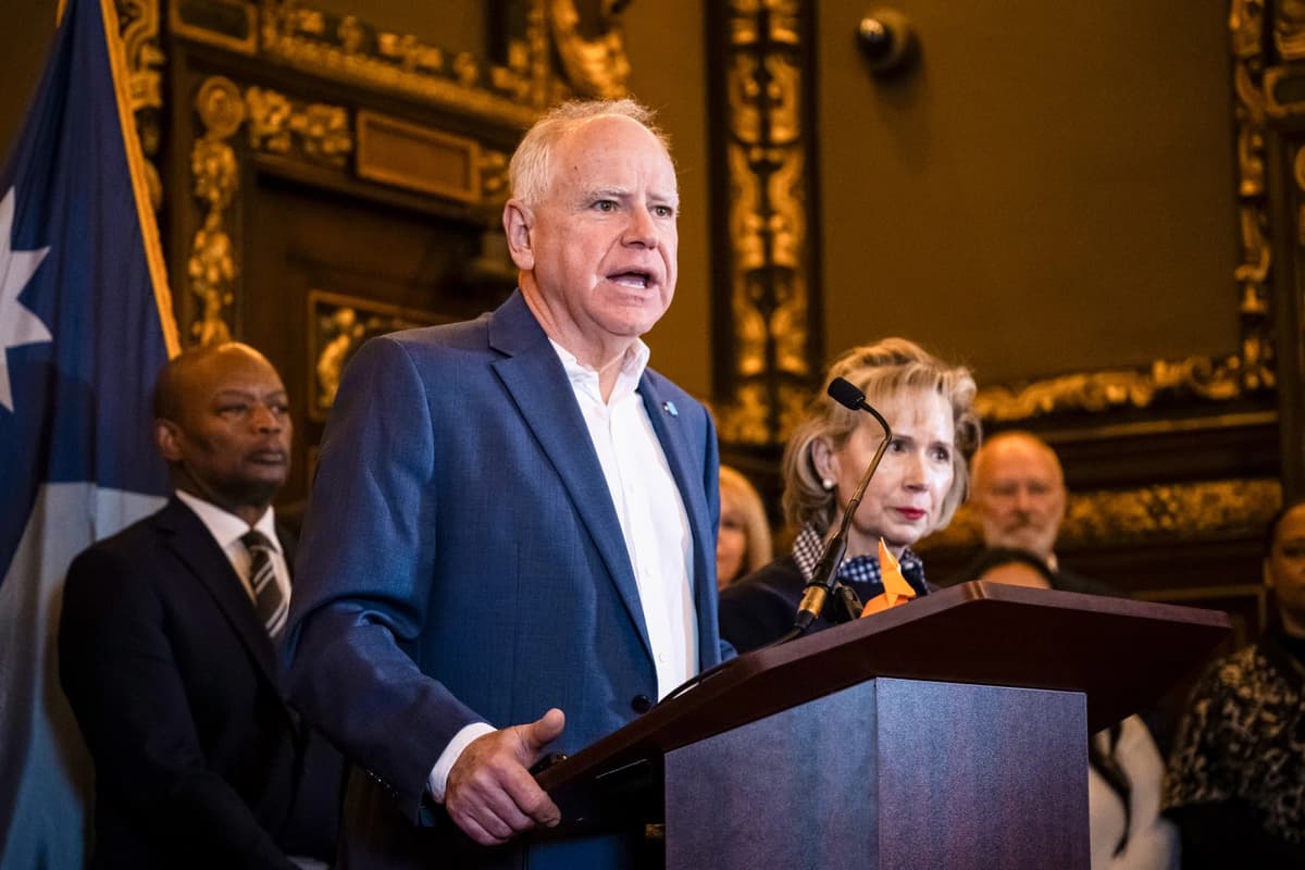 El gobernador de Minnesota, Tim Walz, habla durante una rueda de prensa en el edificio del Capitolio estatal en St. Paul, Minnesota, el 3 de febrero de 2026. (Stephen Maturen/Getty Images)