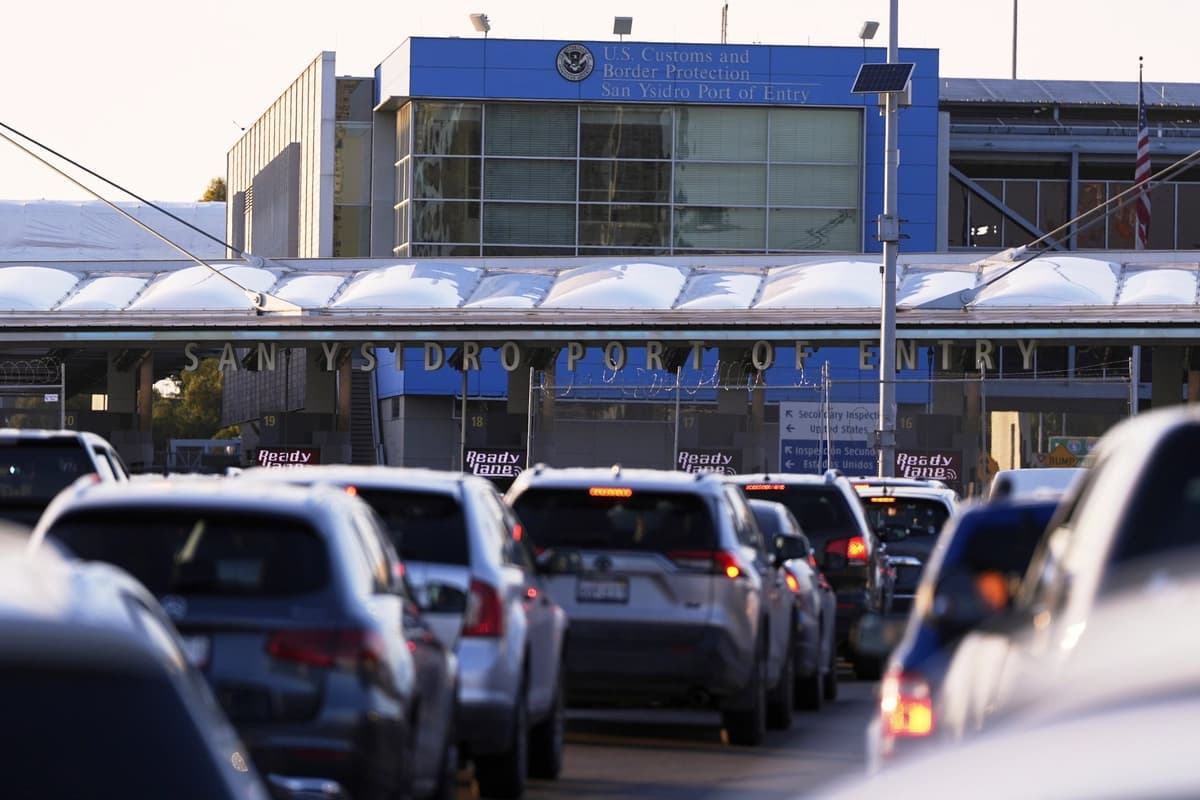 Vehículos esperan en fila para cruzar la frontera hacia Estados Unidos en el puerto de entrada de San Ysidro, en Tijuana, México, el 18 de marzo de 2025. (Gregory Bull, archivo/Foto AP)