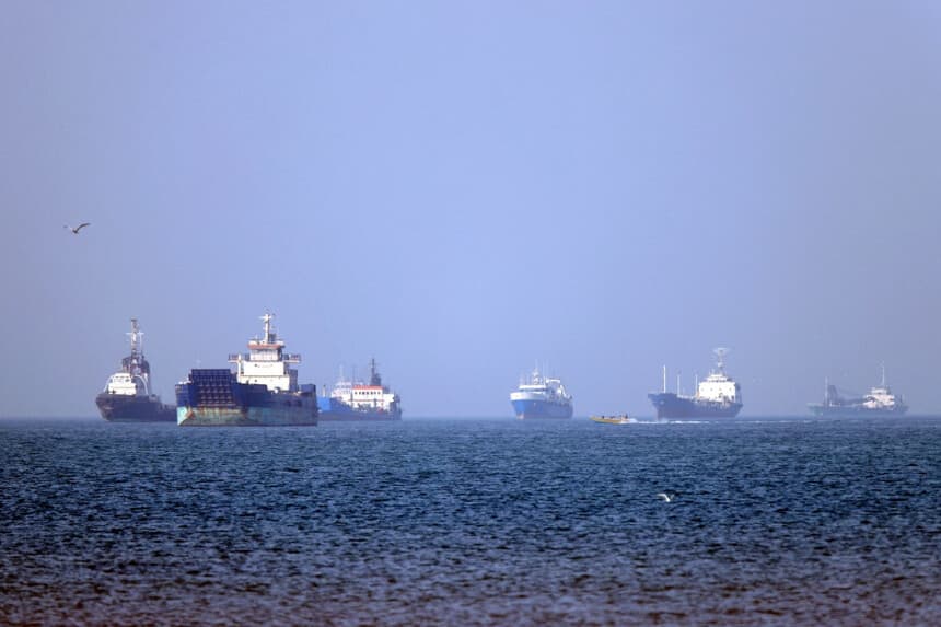 Los buques están anclados en el Estrecho de Ormuz, frente a Bandar Abbas, en el sur de Irán, en esta fotografía obtenida de la agencia de noticias ISNA de Irán el 4 de mayo de 2026. Amirhossein Khorgooei/ISNA/AFP vía Getty Images