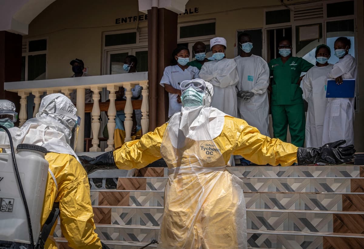 Personal sanitario es rociado con desinfectante tras entrar en contacto con el cuerpo de una persona presuntamente fallecida por ébola en Bunia, en el este de la República Democrática del Congo, el 25 de mayo de 2026. (Glody Murhabazi/AFP vía Getty Images).