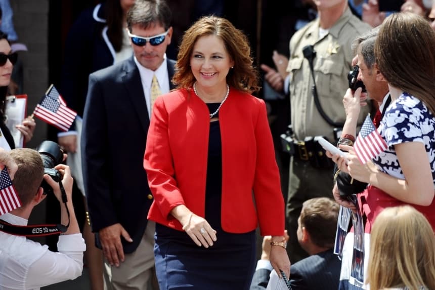 Darline Graham Nordone, hermana del senador Lindsey Graham (R-S.C.), se dirige al escenario antes de que él anunciara su candidatura a la presidencia el 1 de junio de 2015, en Central, Carolina del Sur. (Rainier Ehrhardt/AP Photo)