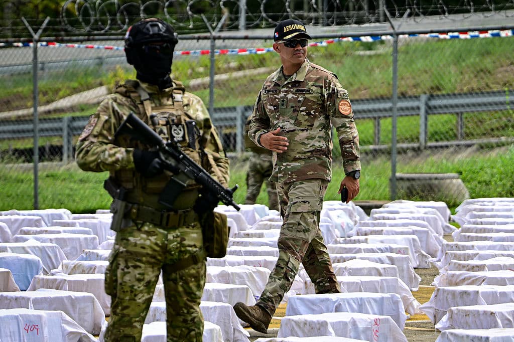 Agentes del Servicio Nacional Aeronaval de Panamá custodian 12 toneladas de cocaína repartidas en cientos de paquetes en la sede del Servicio Aeronaval, en la ciudad de Panamá, el 11 de noviembre de 2025. (MARTIN BERNETTI/AFP vía Getty Images)
