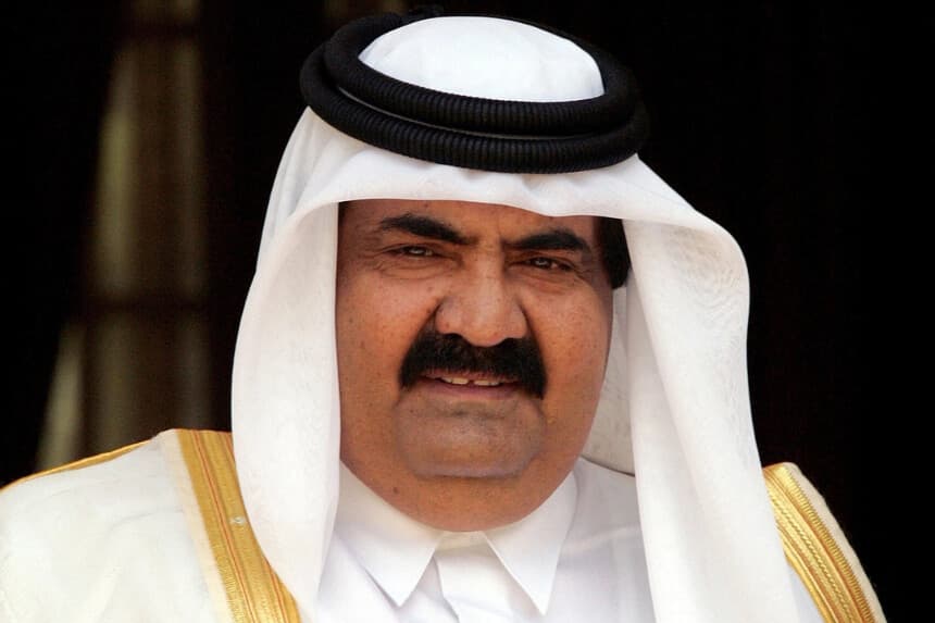 El emir de Catar, el jeque Hamad bin Khalifa al-Thani, observa antes de su reunión con el primer ministro de la India en Nueva Delhi, India, el 14 de abril de 2005. (B Mathur/Reuters)