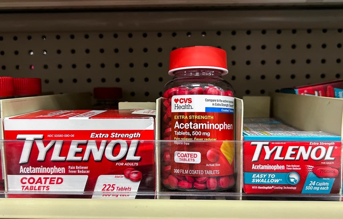 Comprimidos de Tylenol y acetaminofén en una tienda CVS, en una fotografía de archivo. (Ronaldo Schemidt/AFP vía Getty Images).