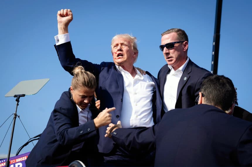 Agentes del Servicio Secreto de EE. UU. se apresuran a proteger al entonces expresidente Donald Trump después de que se dispararan tiros durante un mitin de campaña en Butler, Pensilvania, el 13 de julio de 2024. (Anna Moneymaker/Getty Images).
