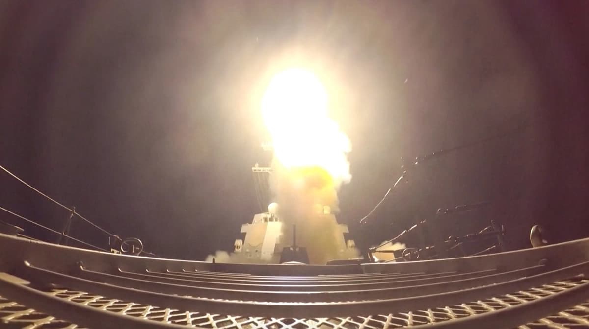 Se dispara un proyectil durante los ataques de EE. UU. contra Irán, en un fotograma de un video difundido el 12 de julio de 2026. (Comando Central de EE. UU./Captura de pantalla vía The Epoch Times)