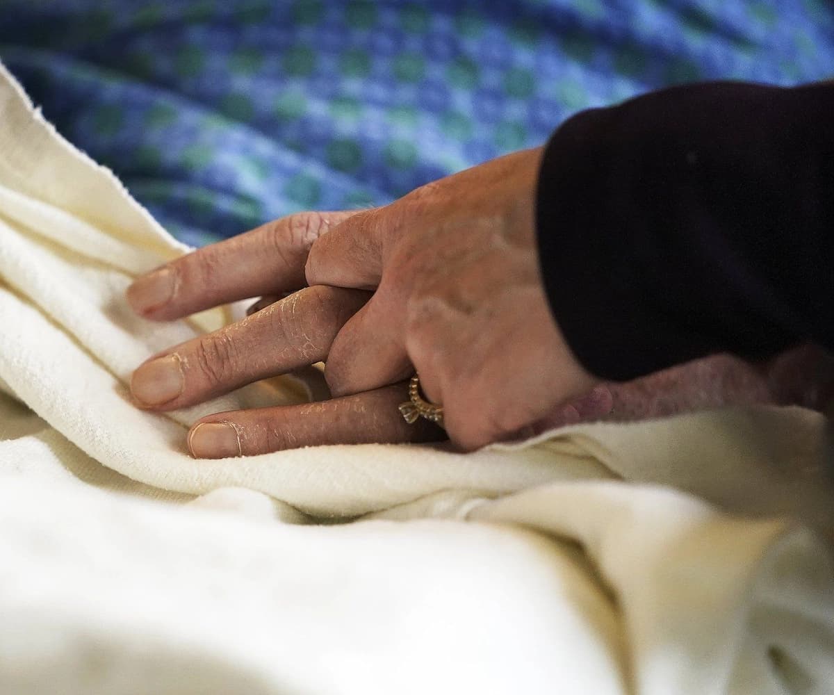 En una foto de archivo, a un paciente le sostienen la mano en un hospital. (The Canadian Press/David Joles-Star Tribune vía AP)