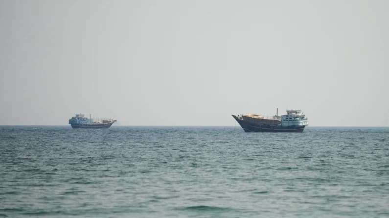 Misiles iraníes impactan petroleros de Emiratos Árabes y dejan un muerto en Ormuz