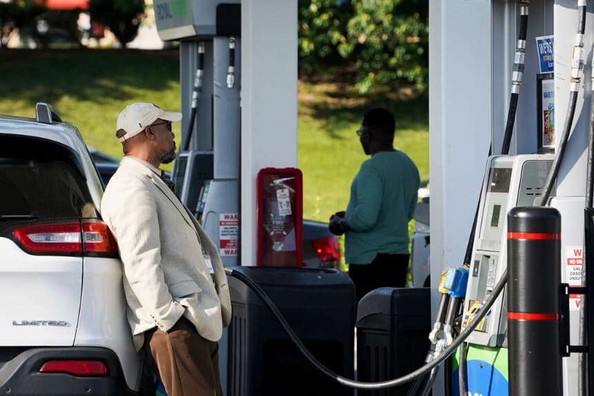 La gente utiliza una gasolinera en Columbia, Maryland, el 17 de mayo de 2023. (Madalina Vasiliu/The Epoch Times).