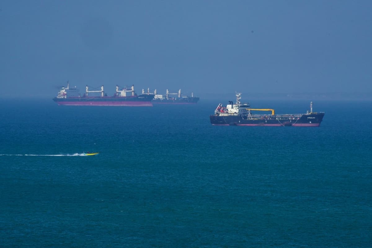 Un petrolero navegando cerca de la isla de Qeshm, en Irán, en el Estrecho de Ormuz, el 28 de abril de 2026. (Asghar Besharati/Getty Images)