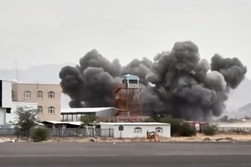 Una explosión en el Aeropuerto Internacional de Saná, en Saná, Yemen, el 13 de julio de 2026. (Al-Masirah TV vía AP).