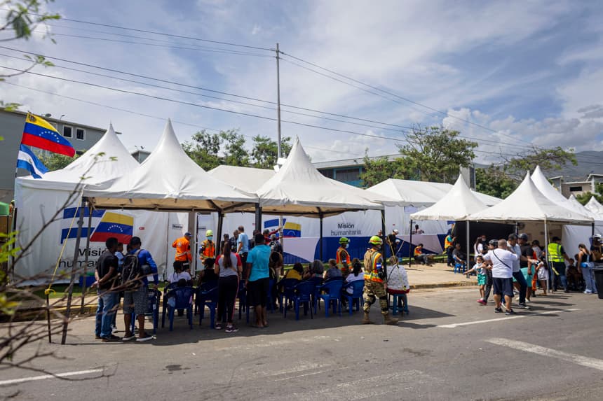 Personas esperan ser atendidas este lunes, en el hospital de campaña de El Salvador en Catia La Mar, Venezuela. (EFE/ Miguel Gutiérrez)
