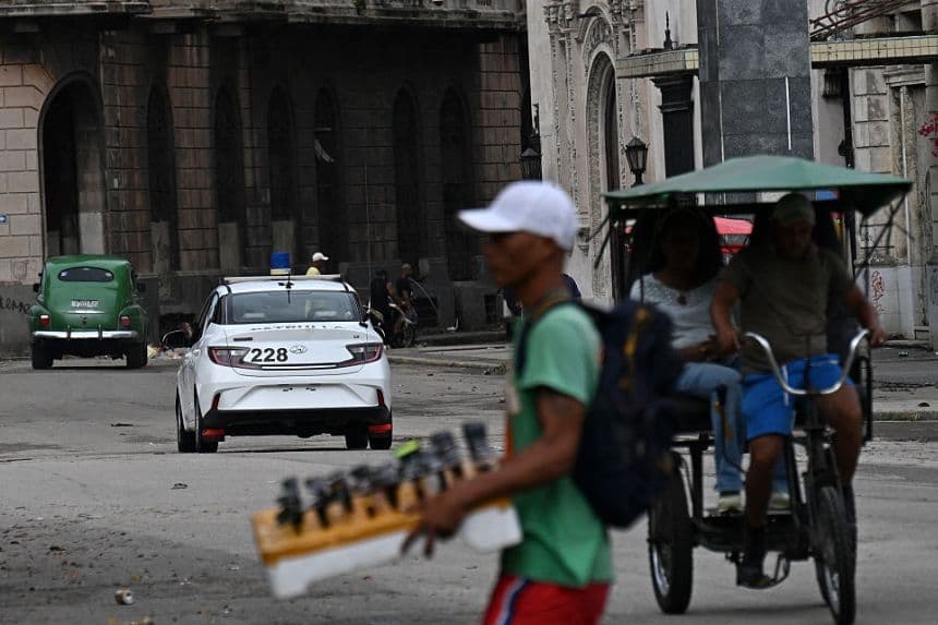 Una patrulla de la policía circula por una calle de La Habana el 11 de julio de 2026. (YAMIL LAGE / AFP vía Getty Images)