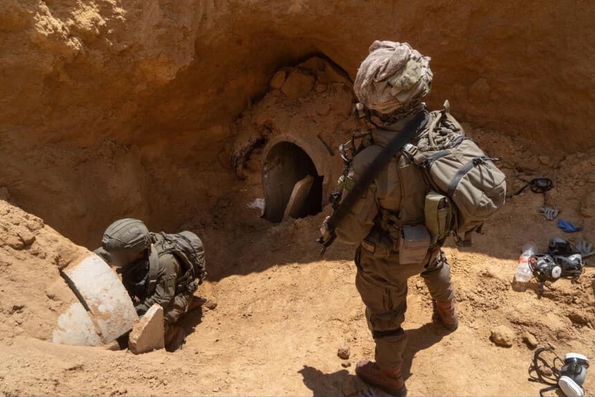 Soldados israelíes en un túnel excavado de Hamás en la zona sur de la Franja de Gaza, Khan Yunis, durante una operación que las Fuerzas de Defensa de Israel informaron que recuperaron cinco cuerpos de rehenes el 24 de julio de 2024. (Fuerzas de Defensa de Israel).