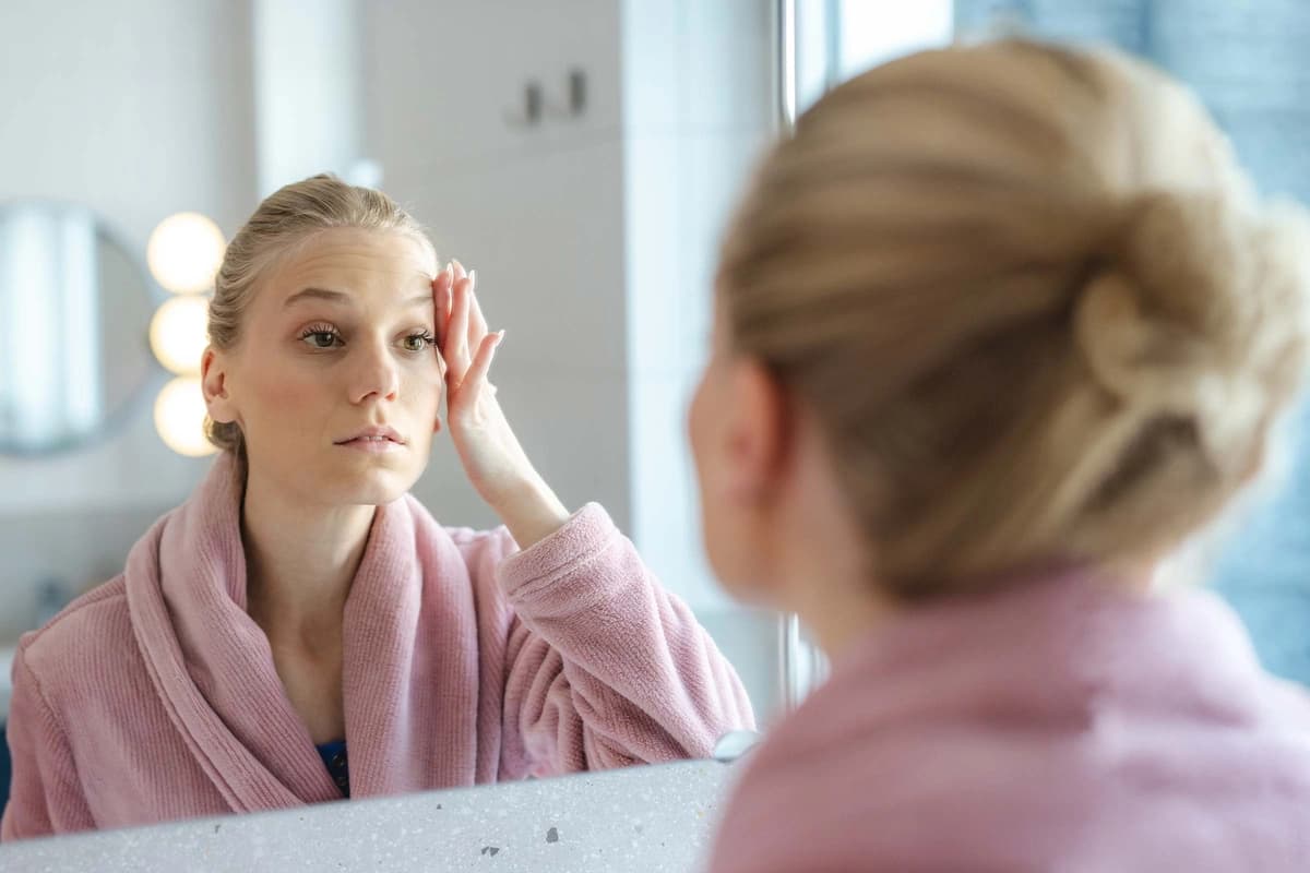 Señales ocultas de enfermedad hepática: qué observar en las manos y los ojos. (blackGAT/Getty Images).