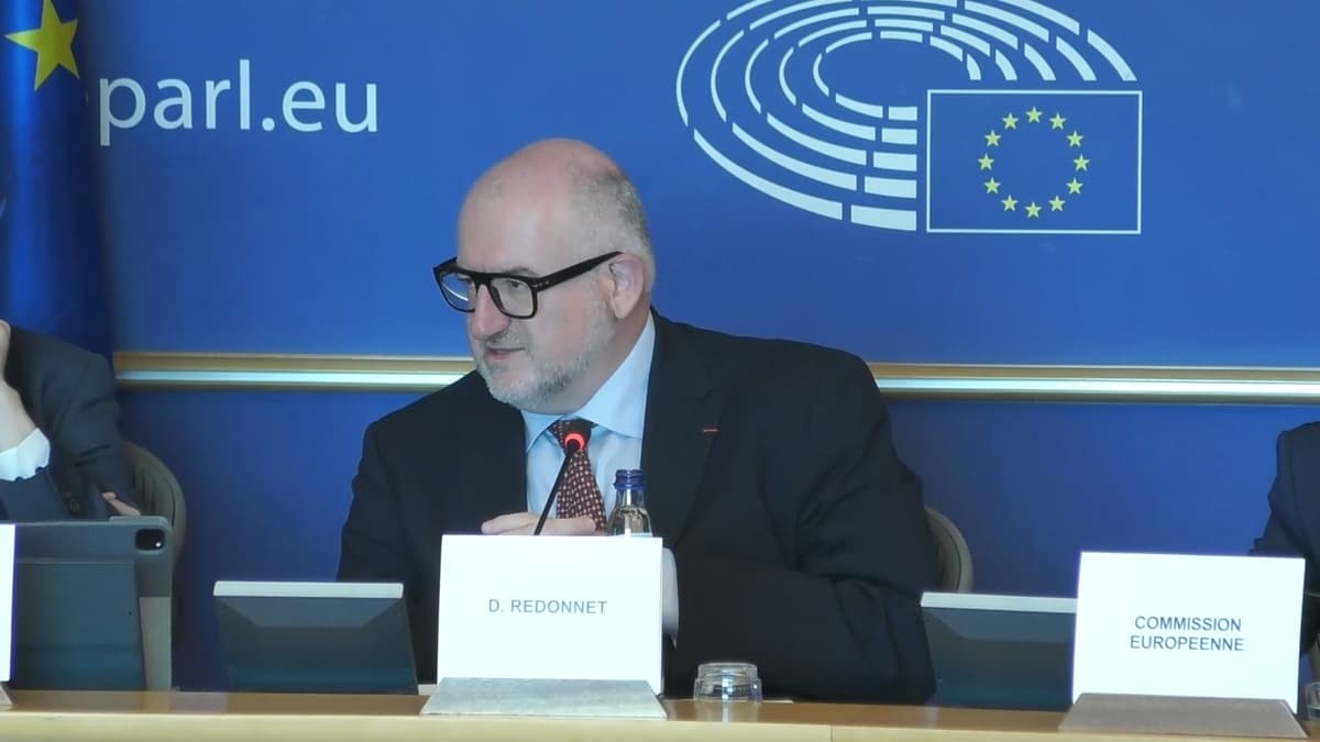 Denis Redonnet, director de Cumplimiento Comercial de la Comisión Europea, interviene durante una sesión de la Comisión de Comercio Internacional del Parlamento Europeo en Bruselas el 14 de julio de 2026. (Parlamento Europeo/Captura de pantalla vía The Epoch Times)