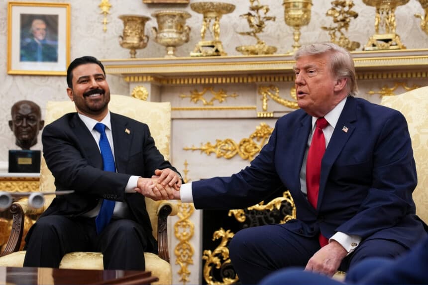 El presidente estadounidense Donald Trump (R) estrecha la mano del primer ministro iraquí Ali al-Zaidi durante una reunión bilateral en el Despacho Oval de la Casa Blanca el 14 de julio de 2026. (Andrew Harnik/Getty Images).