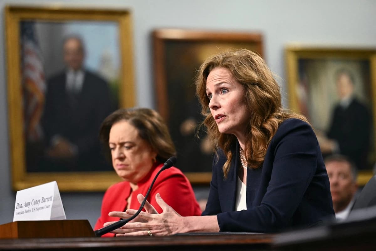 Las magistradas de la Corte Suprema Elena Kagan (izquierda) y Amy Coney Barrett testifican durante una audiencia de la Subcomisión de Asignaciones de la Cámara de Representantes sobre Servicios Financieros en el Capitolio el 14 de julio de 2026. (Kent Nishimura/AFP vía Getty Images)
