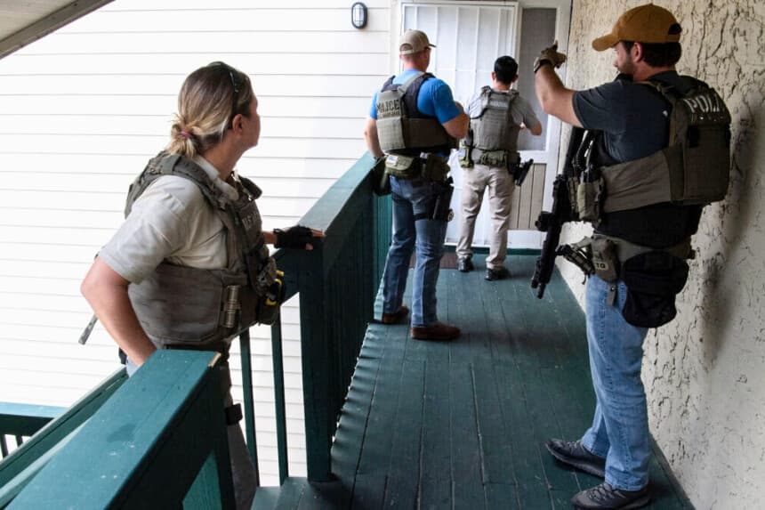 Se ven agentes de los U.S. Marshals en esta foto de archivo. (Cortesía de Shane T. McCoy/U.S. Marshals).