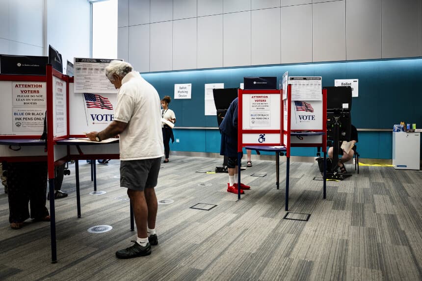 La gente vota en las elecciones a la alcaldía en Washington el 16 de junio de 2026. (Madalina Kilroy/The Epoch Times).