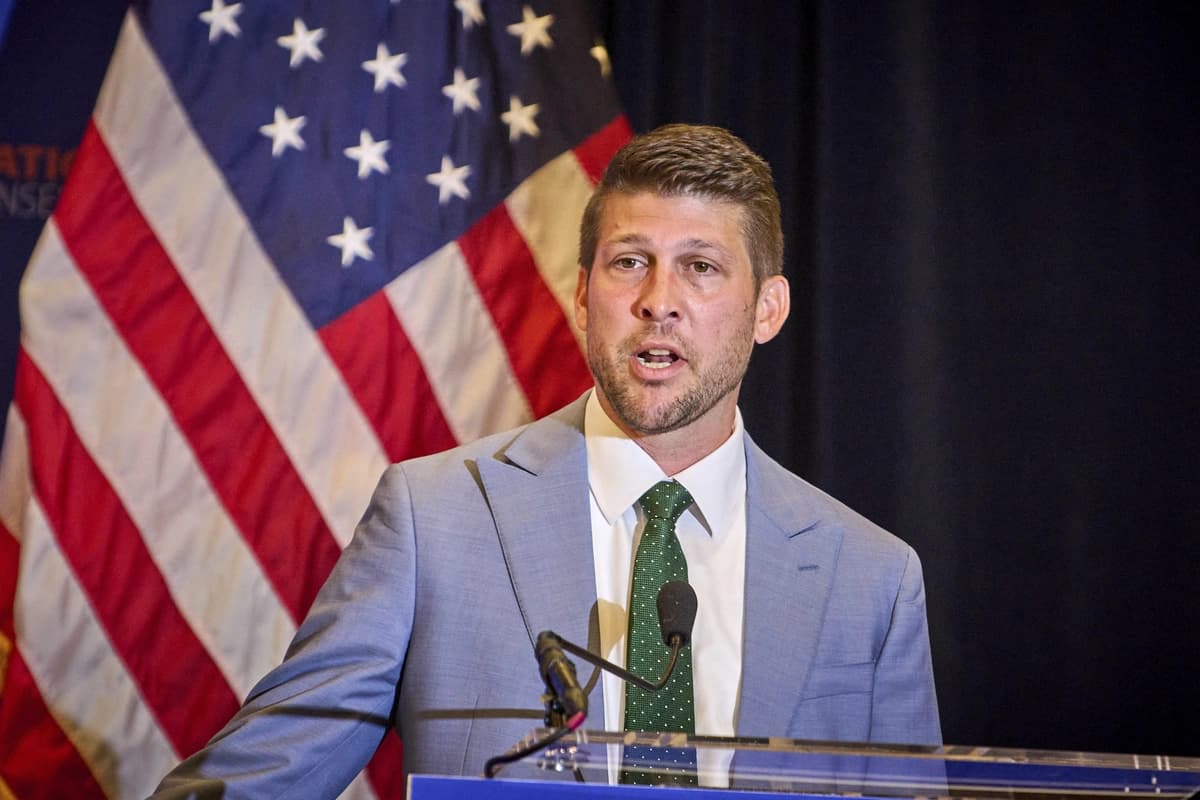 El fiscal general de Florida, James Uthmeier, habla en la Conferencia Nacional del Conservadurismo en Washington el 3 de septiembre de 2025. (Dominic Gwinn/Middle East Images/AFP vía Getty Images)