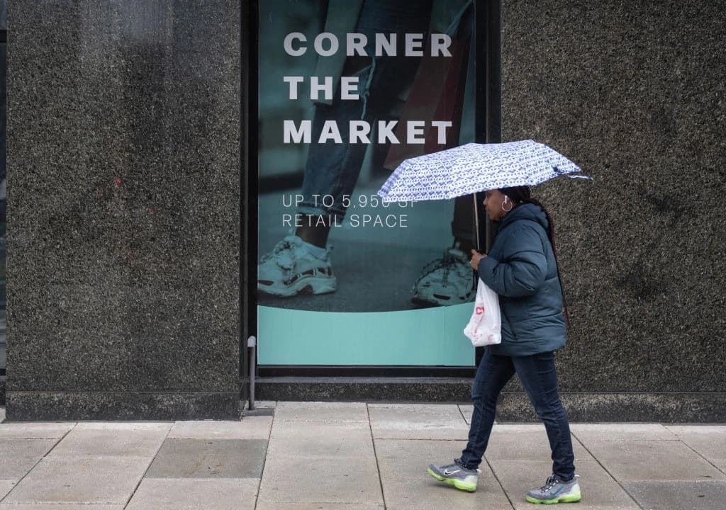Una persona pasa junto a un edificio con locales comerciales en alquiler en Washington el 6 de marzo de 2024. (Andrew Caballero-Reynolds/AFP vía Getty Images)