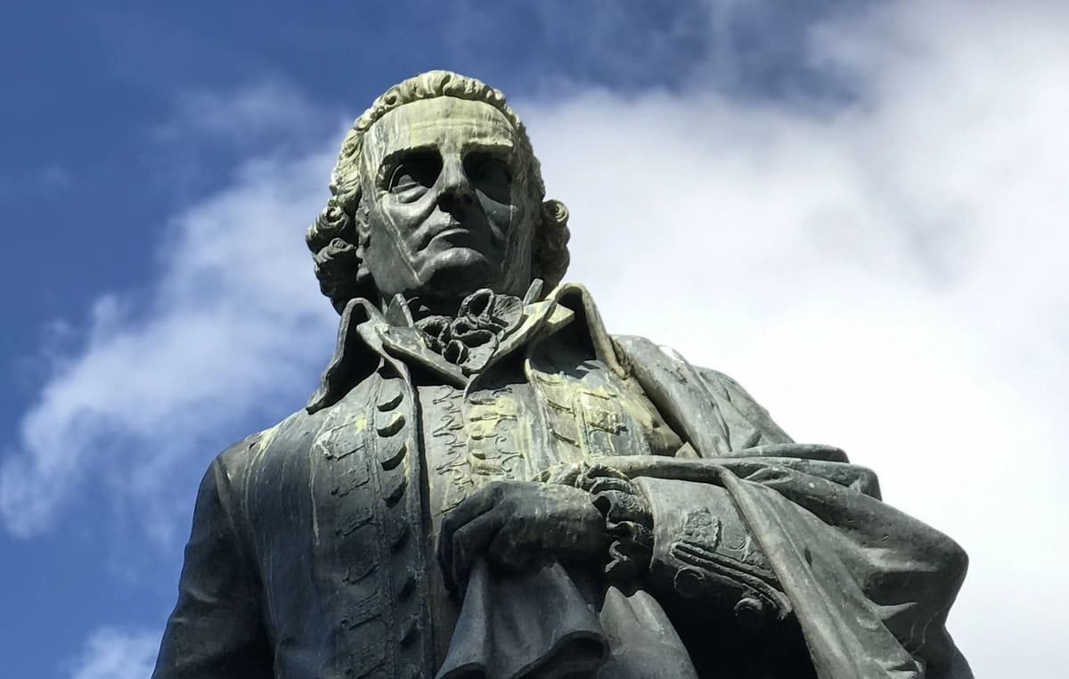 Estatua de Adam Smith en Edimburgo, Escocia, en una foto de archivo. (Travel Telly/Shutterstock).