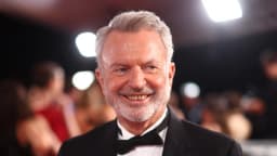 Sam Neill luchó contra neumonía antes de morir a los 78 años, revela su compañera de reparto