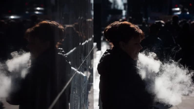 Demandan a la FDA por directrices sobre vapeo y bolsitas de nicotina